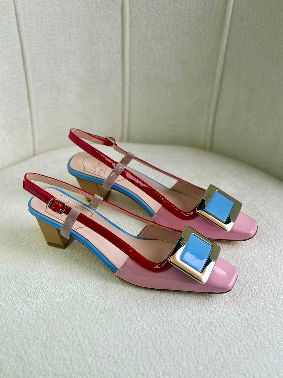 Roger Vivier 
Super *AAA* *+* Quality 💯 
With original packing🎁🎁
SIZE:36and42
Available now
450 dhs🇦🇪🇦🇪

Zain309
♥️♥️♥️