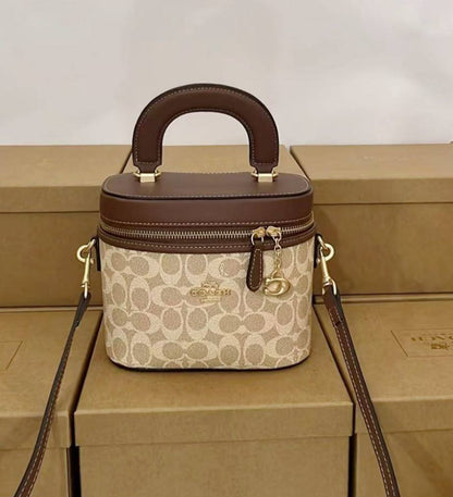 COACH  
MACK UP BOX 
HIGH QUALITY 
WITH BOX 
110 dhs💓

Zain295
♥️♥️♥️