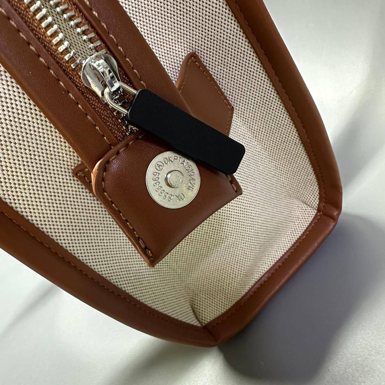 MARC JACOBS 
THE TOTE BAG 
GOOD QUALITY 
120 dhs✅

Zain39
♥️♥️♥️