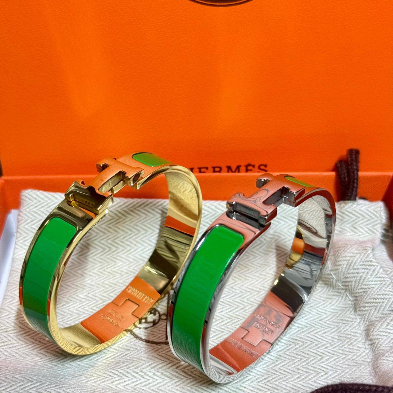 Hermes ❤️‍🔥*
Bangle 💥
Master quality 💯
Size 17,19 available 💁
With normal boxes 📦 
45 dhs🪙🌨️
With master box 🗃️ 
60 dhs🪙🌨️

Zain216
♥️♥️♥️