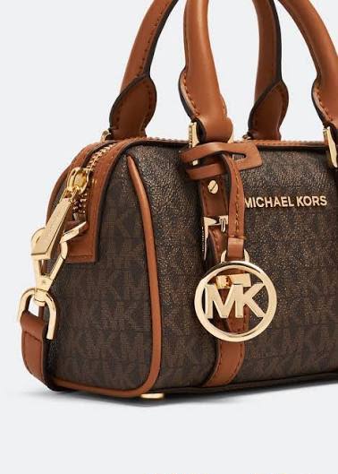 MK

Good quality 
Size:19*cm
100 dhs🇦🇪🇦🇪🇦🇪

With box 📦

Zain70
♥️♥️♥️