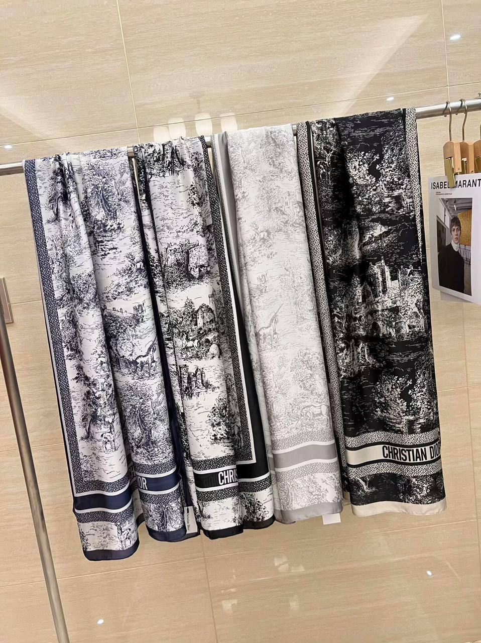 Silk scarf
40 dhs❣️

Zain60
❣️❣️❣️