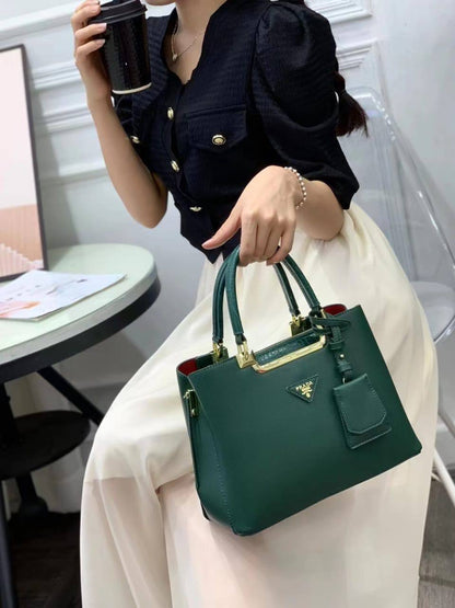 Prada 
120 dhs✅
size29.13.22👈

Zain161
♥️♥️♥️