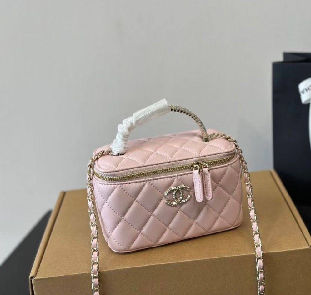 Chanel
110 dhs❣️
Good quality 

with box
🎁🎁🎁

Zain35
♥️♥️♥️