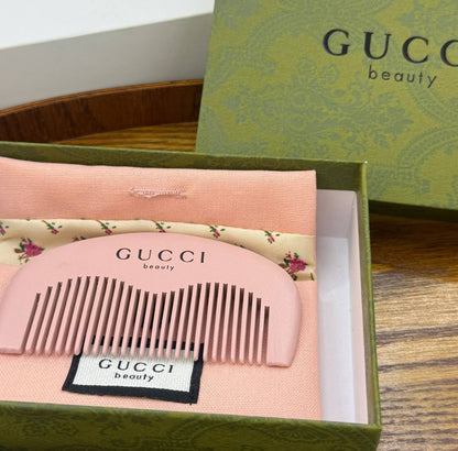 Hair Comb 🪮 *
Master quality 💯
With pouch and paper bag🛍️
35 dhs🪙🌨️

Zain216
♥️♥️♥️