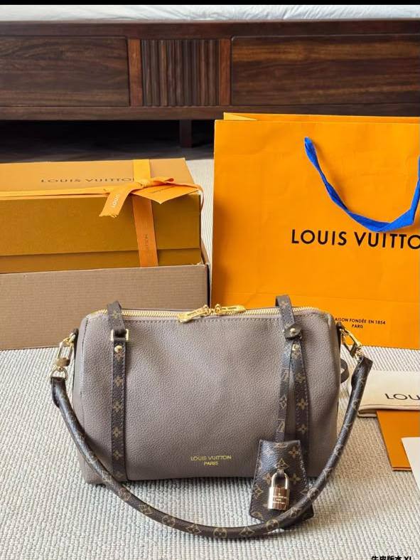 LV
Express PM
Master quality
26 cm with box
220 dhs💛

Zain95
♥️♥️♥️