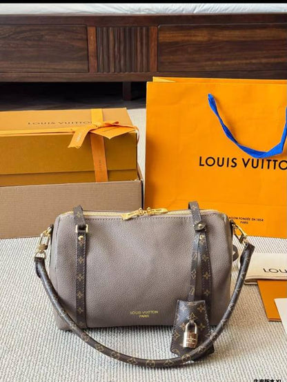 LV
Express PM
Master quality
26 cm with box
220 dhs💛

Zain95
♥️♥️♥️