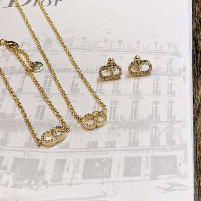 Dior 🦋*
Necklace ✨
Earring 🍁
Bracelet 🐦‍🔥
Master quality 💯
With normal boxes 🗃️ 
120 dhs✅
With master box 📦 
130 dhs✅

Zain216
♥️♥️♥️