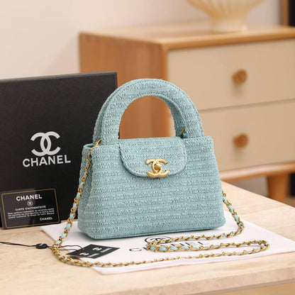 Chanel 
100 dhs✅
With box
🎁🎁🎁

size 19×7×13cm

Zain42
♥️♥️♥️