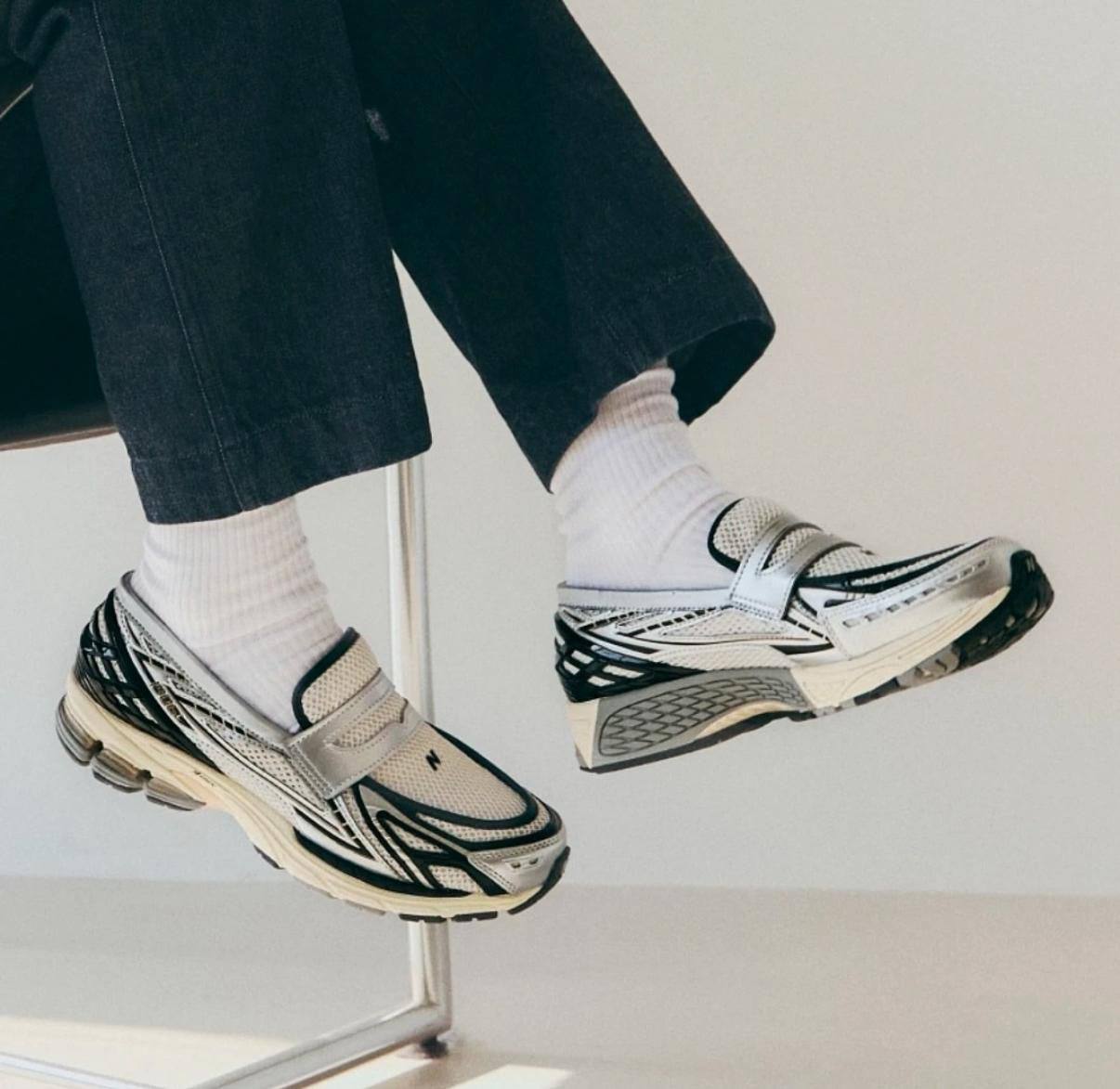 New Balance 1906L Silver Metallic Cream，
Size 36-45 ，
220 dhs🪙🌨️

Zain18
♥️♥️♥️