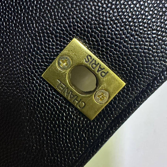CHANEL 
 GOOD QUALITY WITH MAGNETS BOX 🎁
110 dhs✅

Zain295
♥️♥️♥️