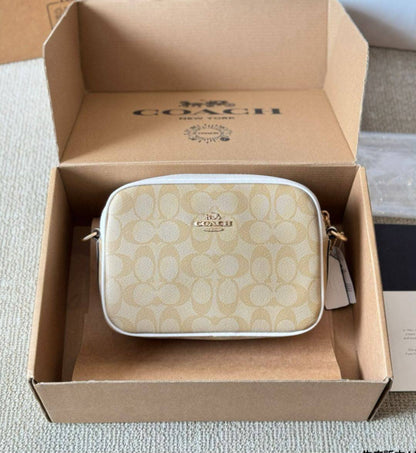 COACH 
HIGH QUALITY 
WITH BOX 
90 dhs💓

Zain295
♥️♥️♥️