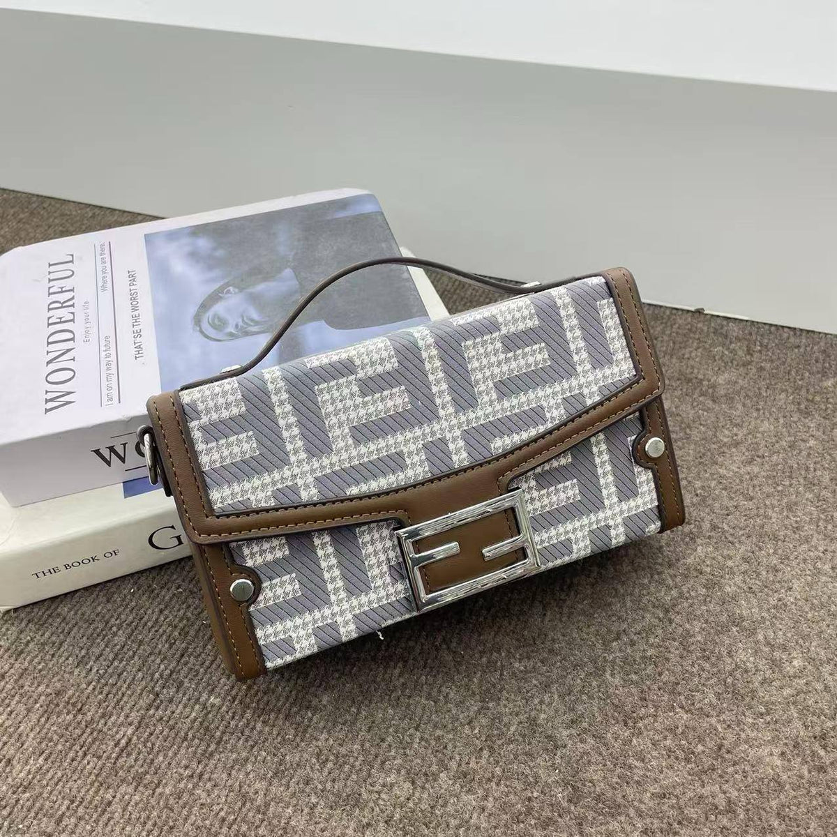 Fendi

22*12*7cm
70 dhs🇦🇪🇦🇪🇦🇪

Zain17
♥️♥️♥️