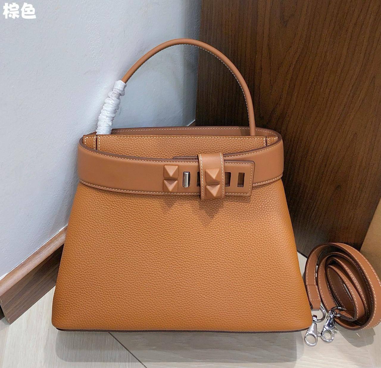 Hermes 💕💕🙋🏻‍♀️
Master 👌
Premium quality 28cm🥰 
420 dhs❣️

Zain228
♥️♥️♥️