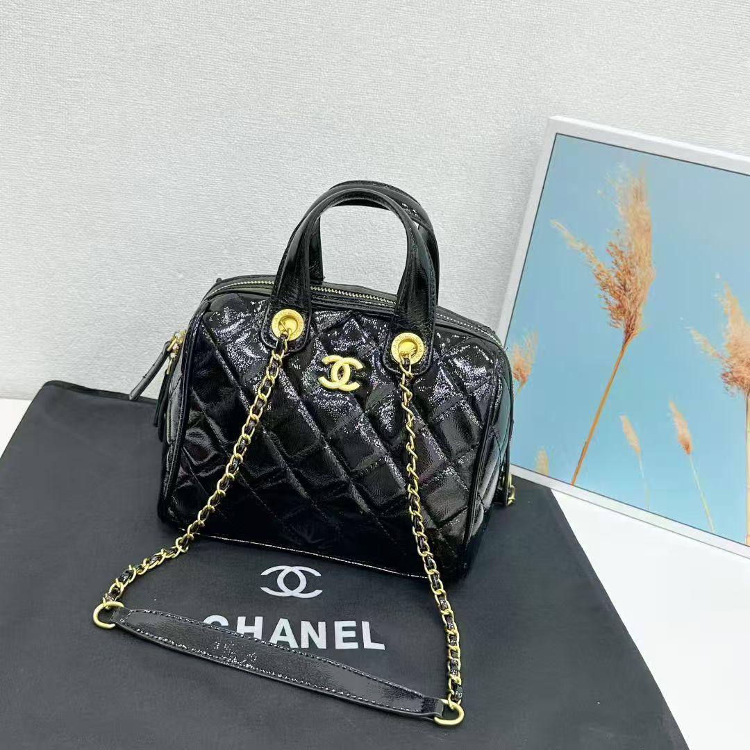 CHANEL 
GOOD QUALITY  
100 dhs✅
SIZE: 23cm

Zain295
♥️♥️♥️