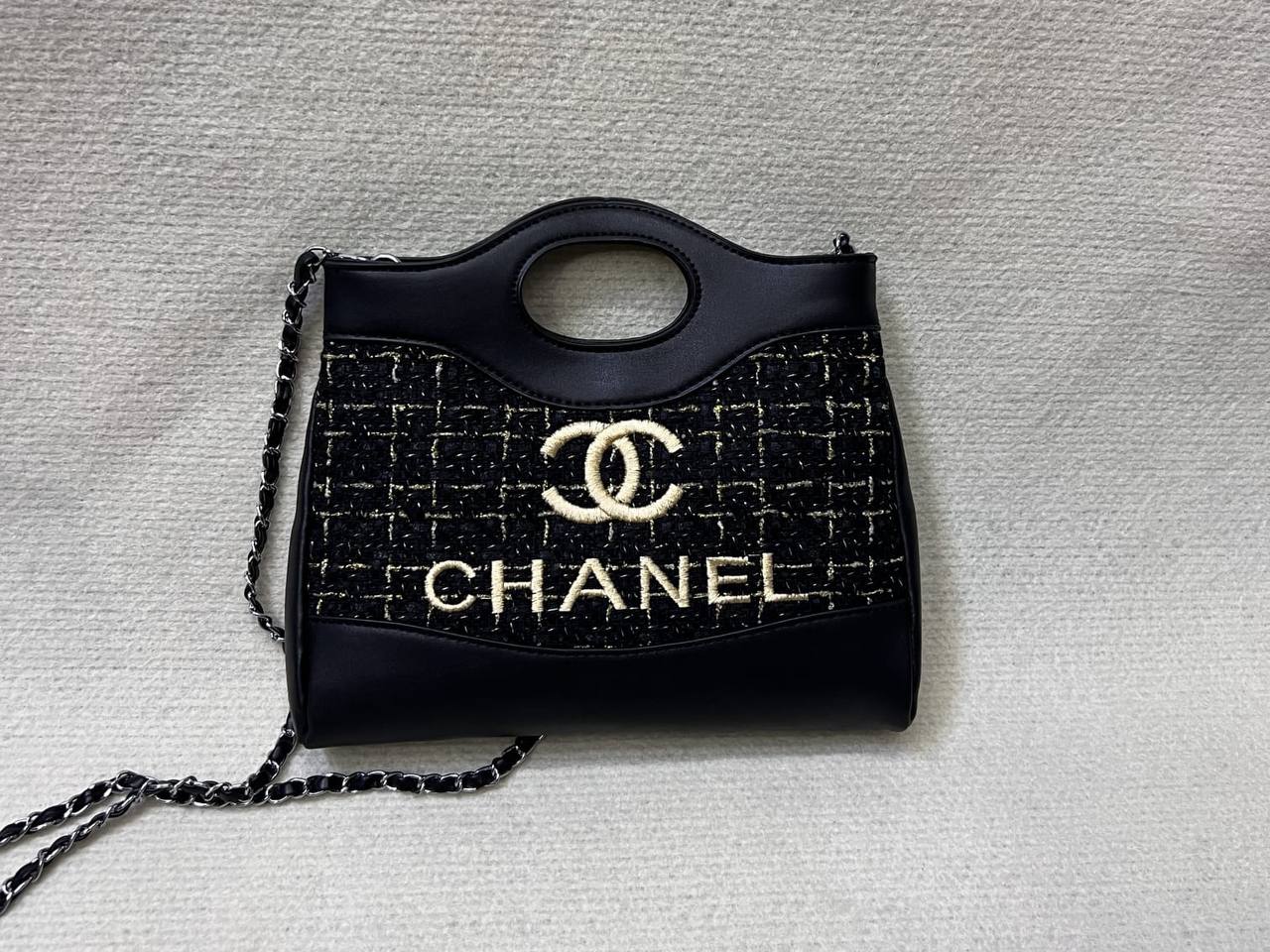 Chanel
70 dhs✅
high quality
24cm

Zain26
♥️♥️♥️