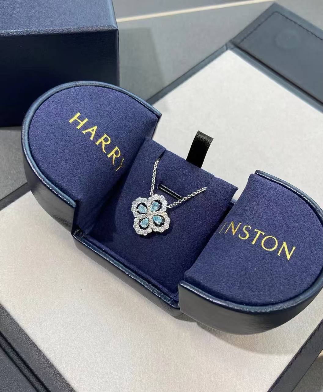 HARRY WINSTON❤️‍🔥*
Necklace 🦋
Master quality 💯
With black boxes 🗃️ 
50 dhs✅

Zain216
♥️♥️♥️