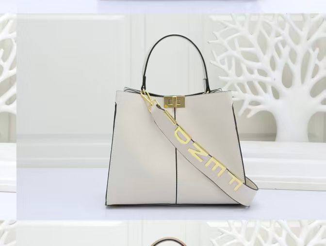 Fendi
105 dhs❣️

Zain190
♥️♥️♥️