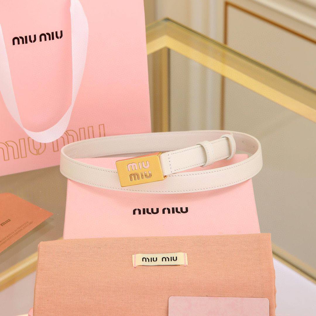 💙 MIU MIU 💙
💙*SUPER MASTER QUALITY*💙
💙*ORIGINAL PACKAGING*💙
260 dhs💓

Zain281
♥️♥️♥️
