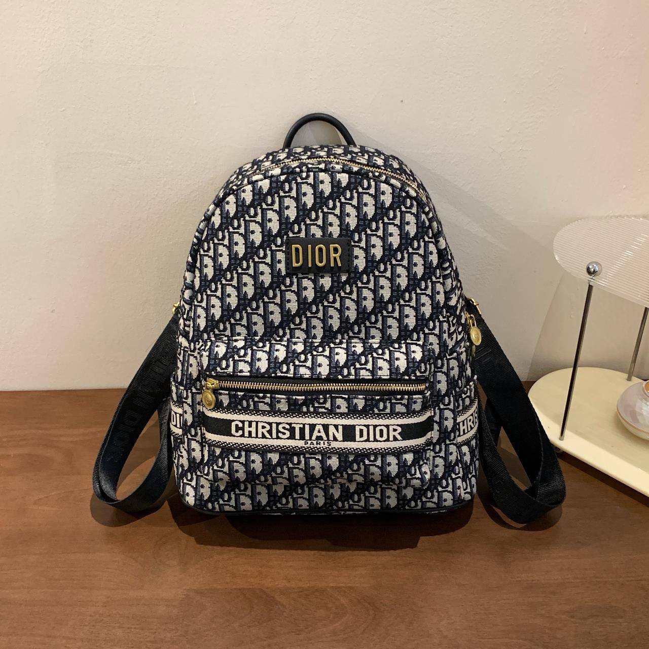 Dior
32*30*13cm
80 dhs❣️

Zain17
♥️♥️♥️