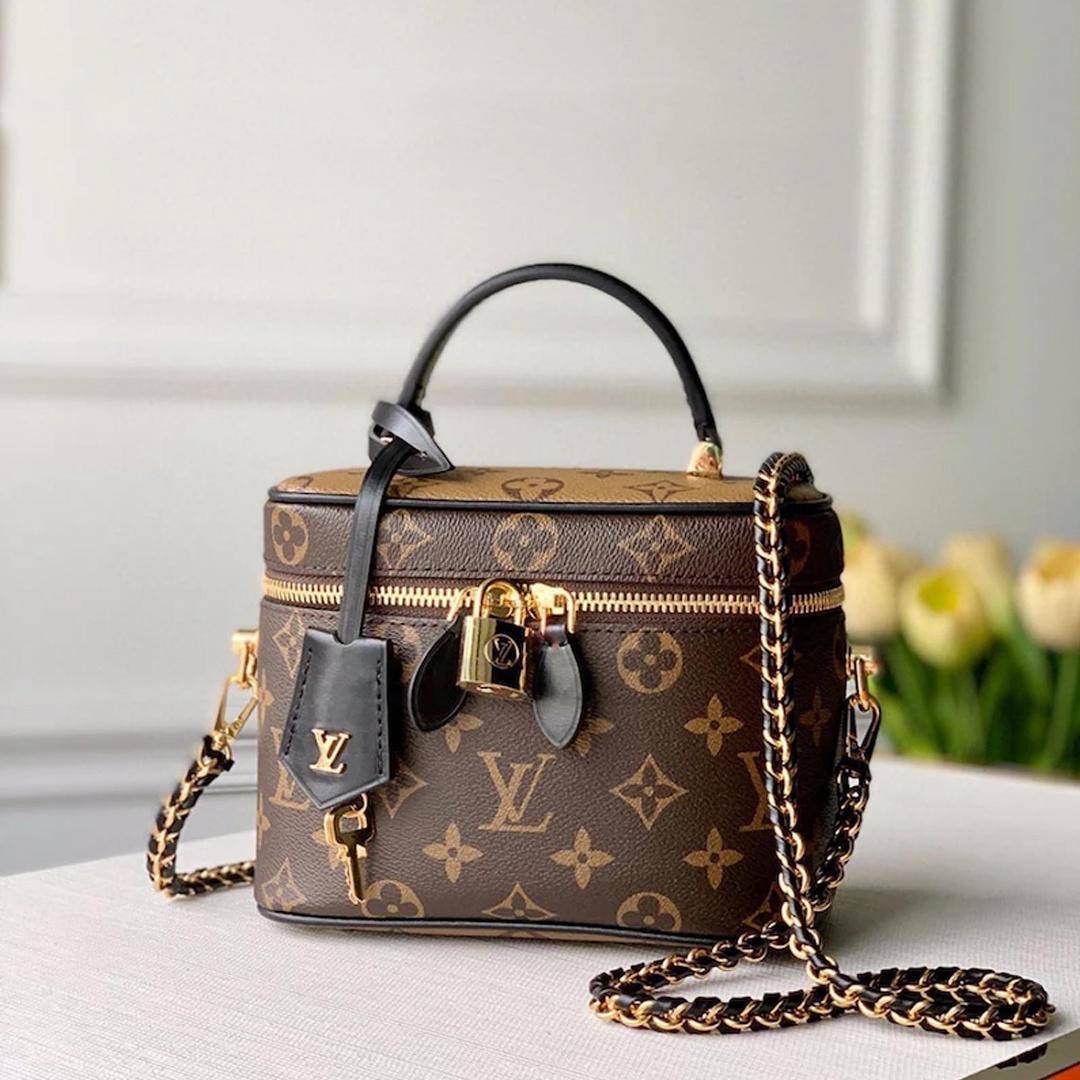 LV
Best quality

With box’s
🎁🎁🎁

95 dhs❣️
size 19cm

Zain158
♥️♥️♥️