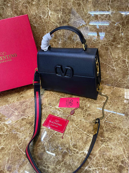 Valentino
125 dhs🪙💚

with box
🎁🎁🎁

size :25cm

Zain235
♥️♥️♥️