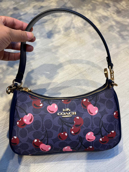 COACH Terry 25

25cm

95 dhs🪙🌨️ 

with box
🎁🎁🎁

Zain44
♥️♥️♥️
