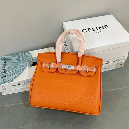 Hermes
Best quality with box’s 
120 dhs✅
size 25 cm

Zain290
♥️♥️♥️