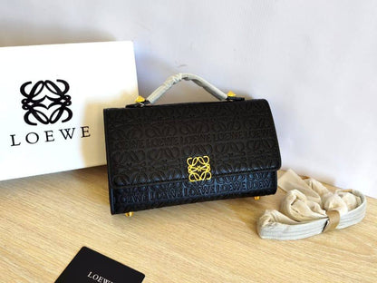 Bags

90 dhs🇦🇪

with box
🎁🎁🎁

size 23cm

Zain26
♥️♥️♥️
