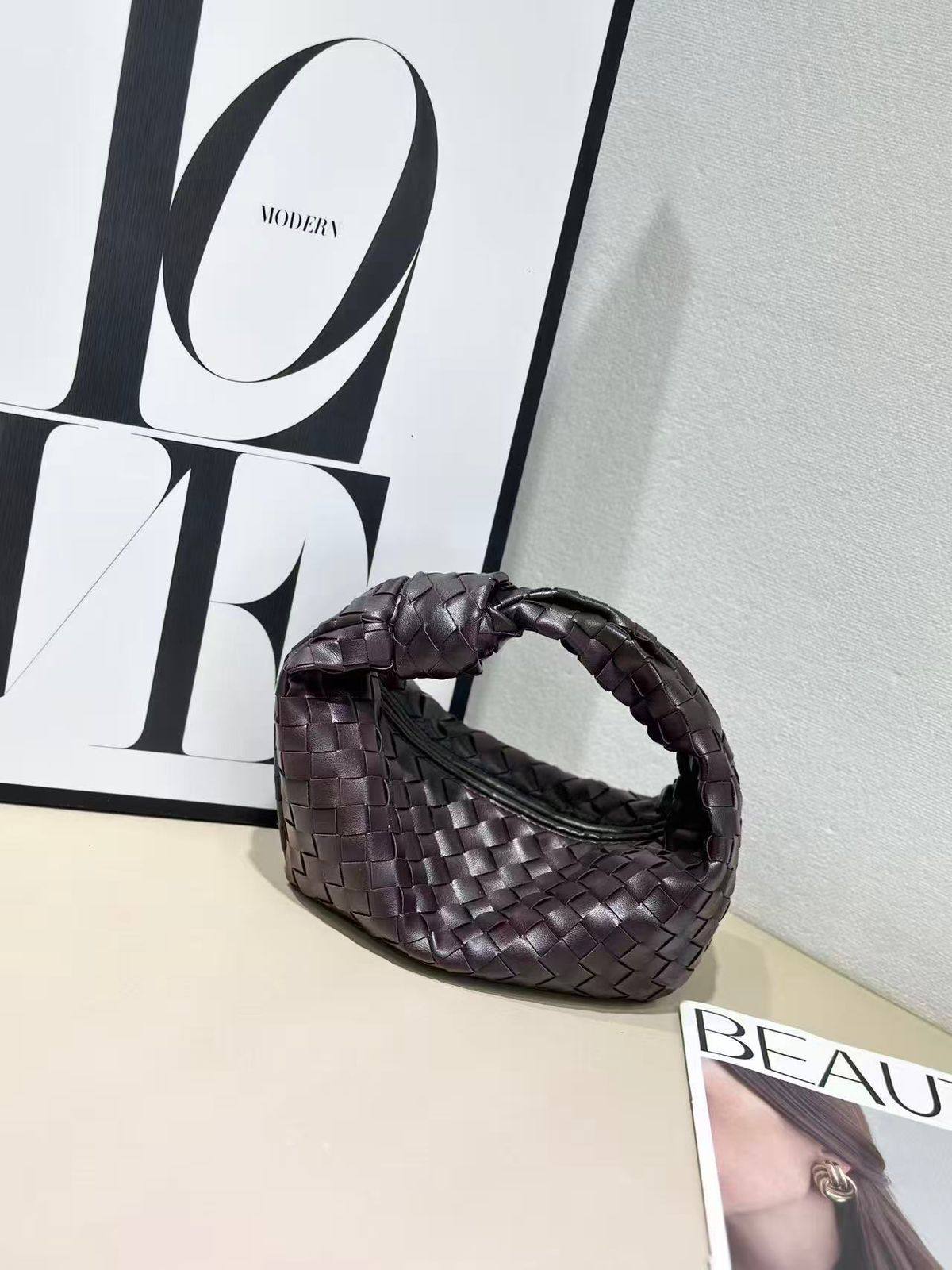 BOTTEGA
SIZE  ……… 24CM 🥰
90 dhs

With BOX🌷
🎁🎁🎁

Zain244
♥️♥️♥️