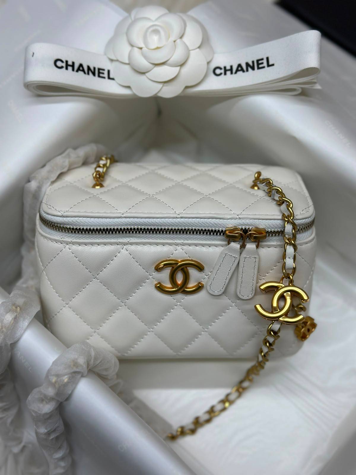 white Chanel quilted vanity bag features gold-tone hardware and a chain strap💯💯 
Original Quality 💯💯
For Price 👇 WhatsApp✅
0568585901 
0507557372
0552275751 Owner Zain 👌

Zain71
♥️♥️♥️