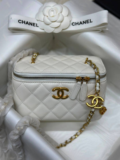 white Chanel quilted vanity bag features gold-tone hardware and a chain strap💯💯 
Original Quality 💯💯
For Price 👇 WhatsApp✅
0568585901 
0507557372
0552275751 Owner Zain 👌

Zain71
♥️♥️♥️