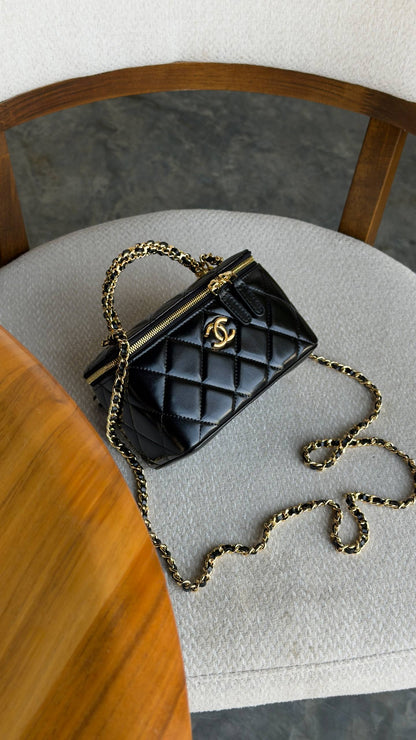 New collection ⚜️
CHANEL 💚
VIP quality 💎
Chanel Vanity with chain ✨
Size : 16 cm
For Price 👇 WhatsApp✅
0568585901 
0507557372
0552275751 Owner Zain 👌

Zain336
♥️♥️♥️