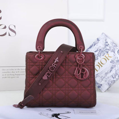 DIOR 

NEW CAME 

GOOD QUALITY 
115 dhs🇦🇪🇦🇪

SIZE: 24cm

Zain295
Zain17
♥️♥️♥️