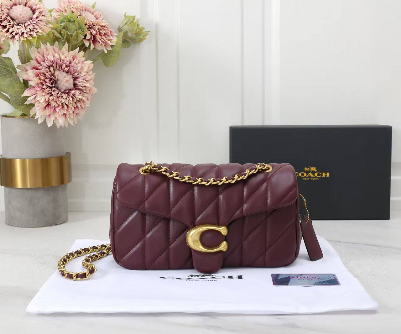 Coach 
Best quality 

with box’s 
🎁🎁🎁

100 dhs✅
size 25 CM

Zain290
♥️♥️♥️