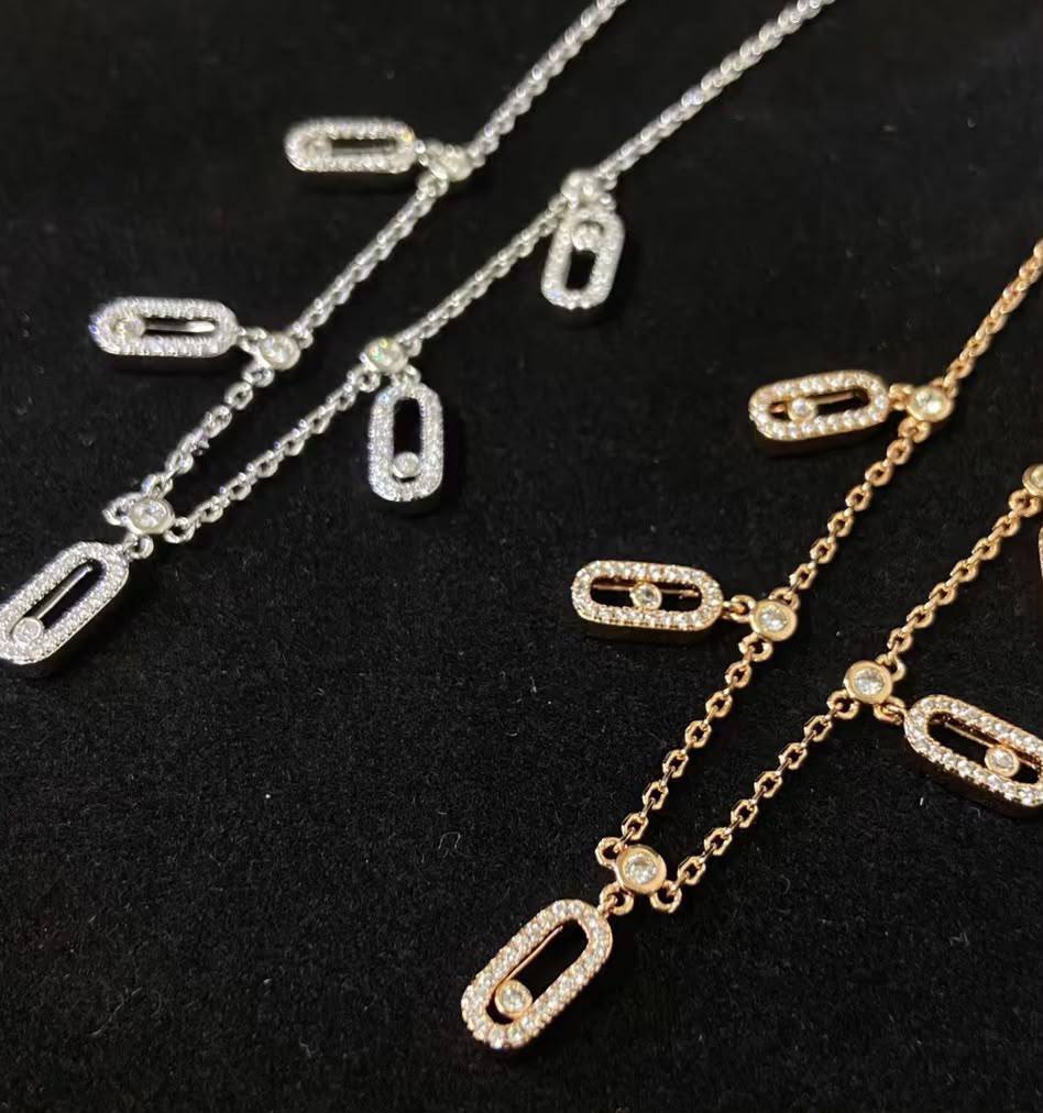 Messika ❤️‍🔥*
Necklace 💥
Master quality 💯
With normal boxes 🗃️ 
55 dhs💛
With master box 📦 
90 dhs💛

Zain216