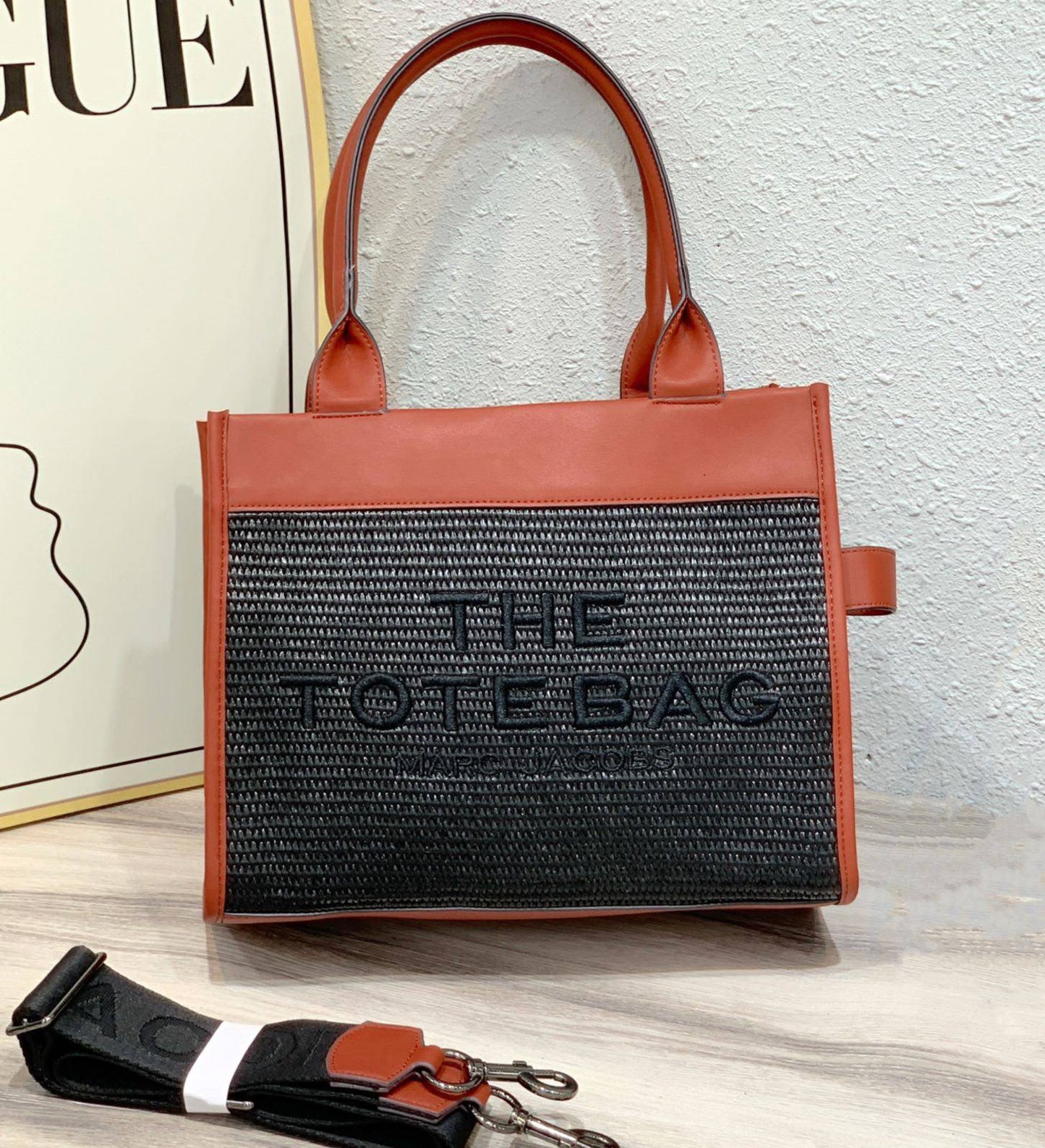 MARC JACOBS 
THE TOTE BAG 
GOOD QUALITY 
100 dhs✅

Zain295
♥️♥️♥️
