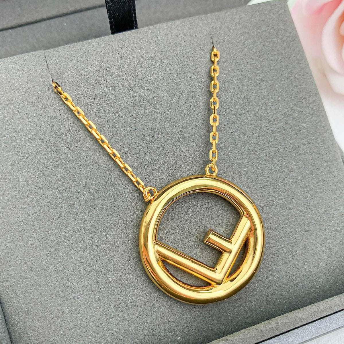 Fendi set
Necklace 
Bracelet 
Master quality 💕

110 dhs🇦🇪 normal box 📦

Zain48
♥️♥️♥️