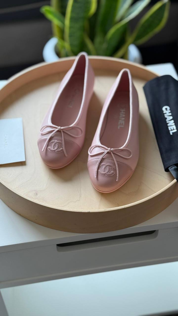 CHANEL
Master quality 
Size: 36 to 41
450 dhs✅

Zain318
♥️♥️♥️