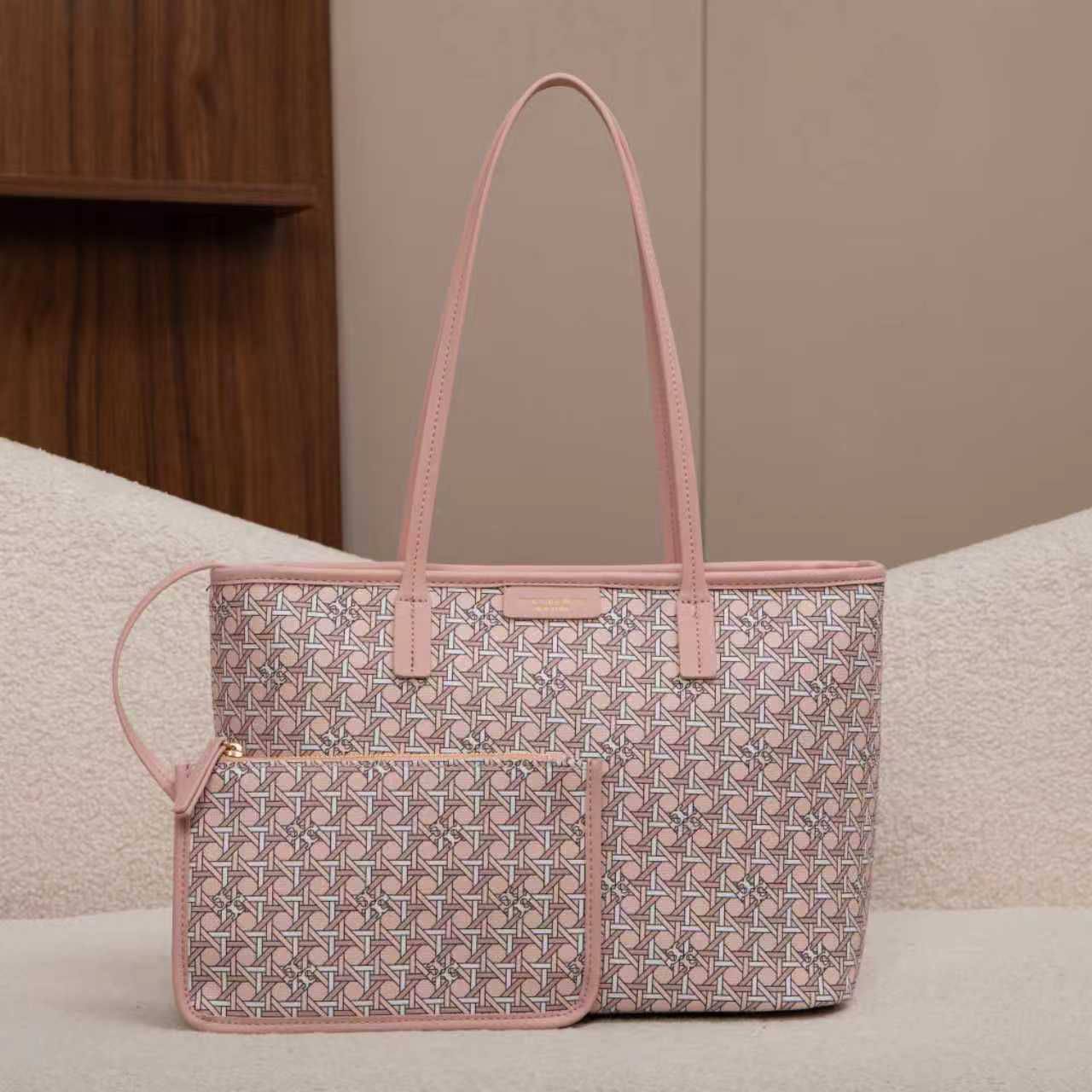 Tory Burch
100 dhs💓
2in1
Both sides are usable.

Zain07
♥️♥️♥️