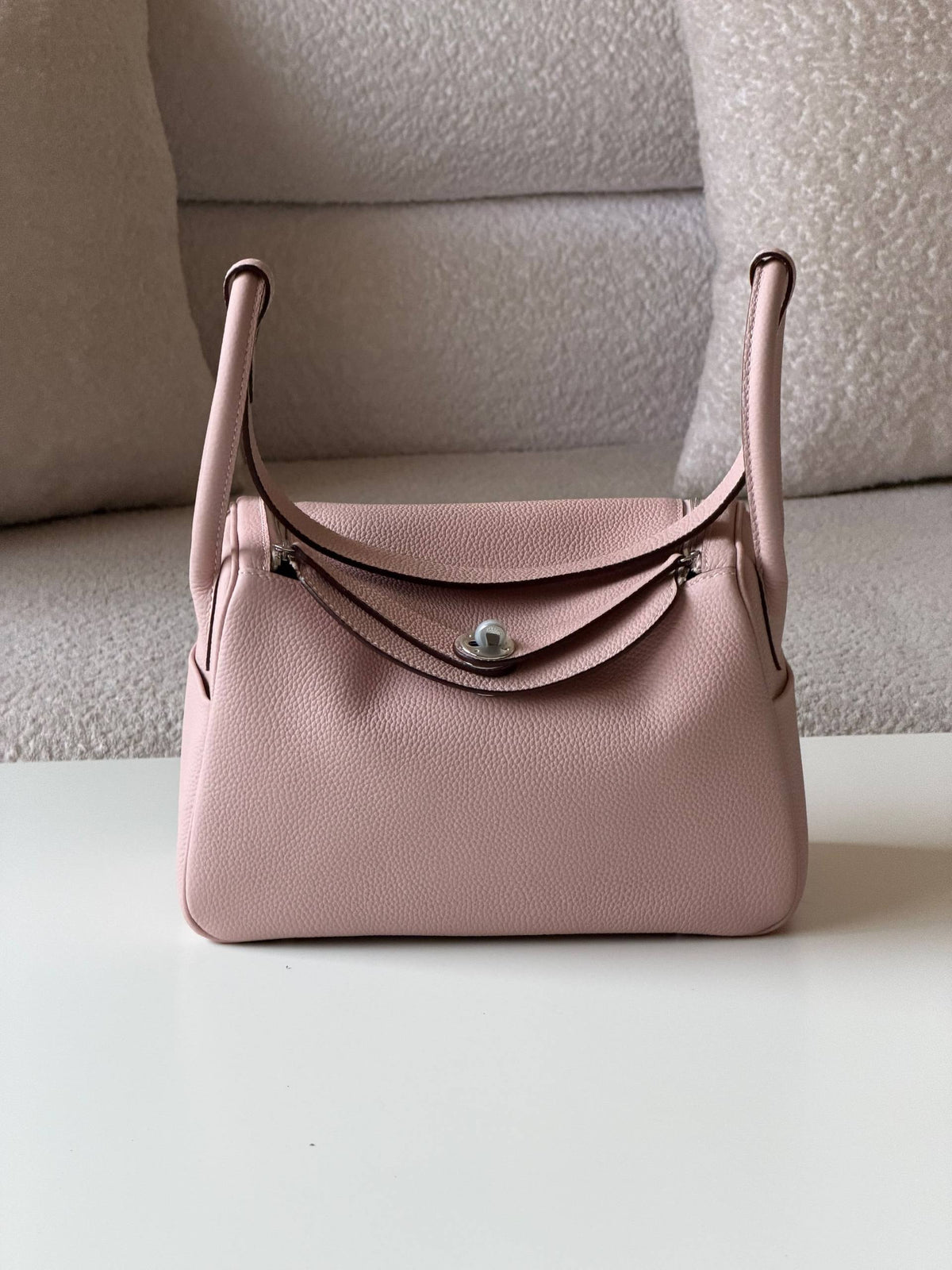 Hermes Lindy 

26cm💕

master quality😍
with box❤️
400 dhs🇦🇪🇦🇪

Zain52
♥️♥️♥️