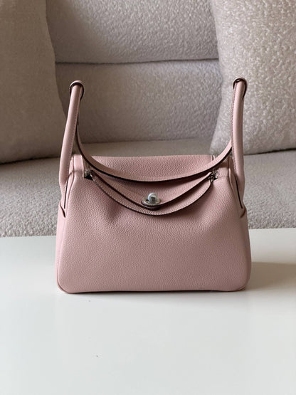 Hermes Lindy 

26cm💕

master quality😍
with box❤️
400 dhs🇦🇪🇦🇪

Zain52
♥️♥️♥️