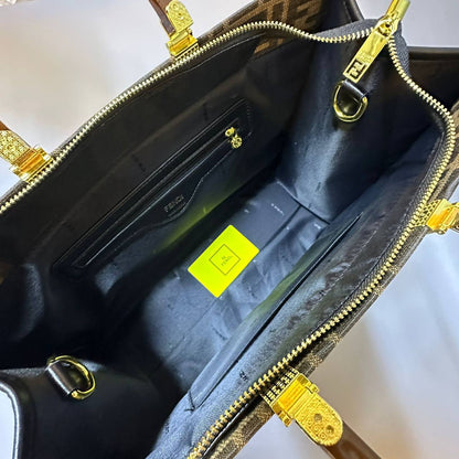 FENDI 
HIGH QUALITY
130 dhs✅

Zain39
♥️♥️♥️