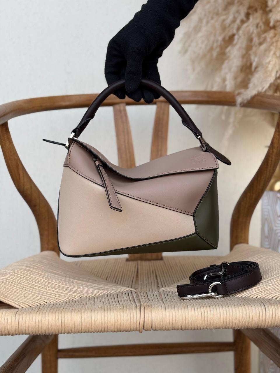 LOEWE

24cm
370 dhs💓

Top quality 

With box🎁

Zain167
♥️♥️♥️