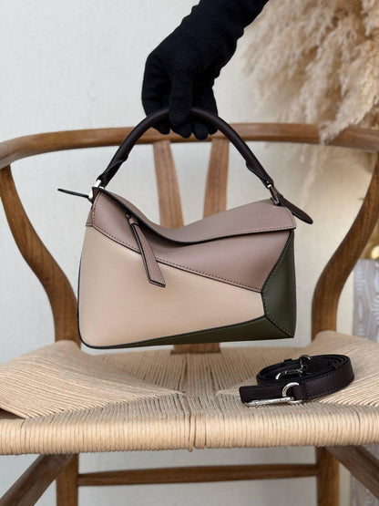 LOEWE

24cm
370 dhs💓

Top quality 

With box🎁

Zain167
♥️♥️♥️
