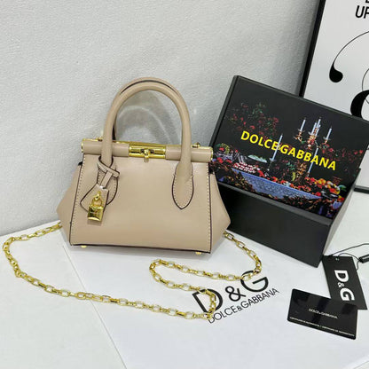 D&G
good quality
120 dhs🇦🇪🇦🇪
with box

Zain143
♥️♥️♥️
