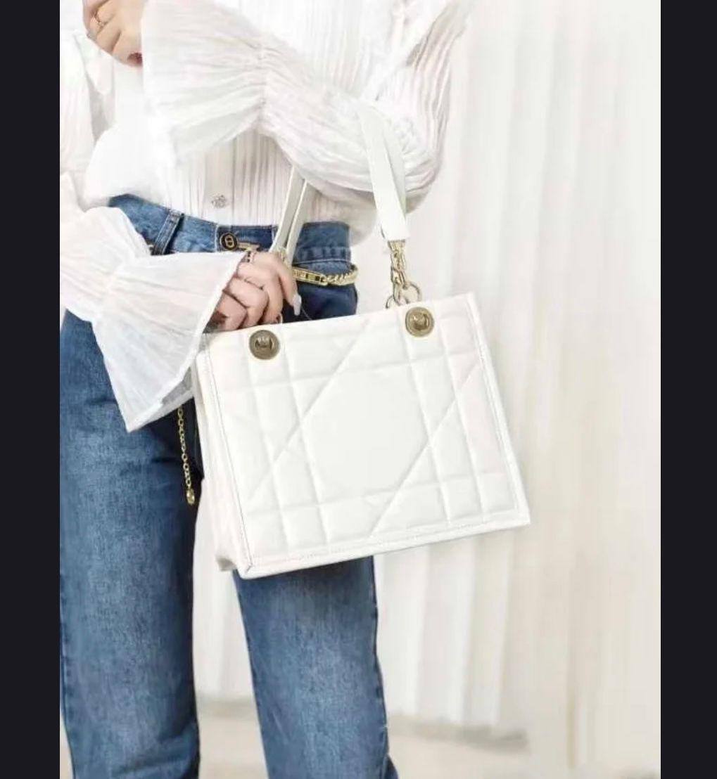DIOR 
GOOD QUALITY 
110 dhs🇦🇪🇦🇪

Zain295
♥️♥️♥️