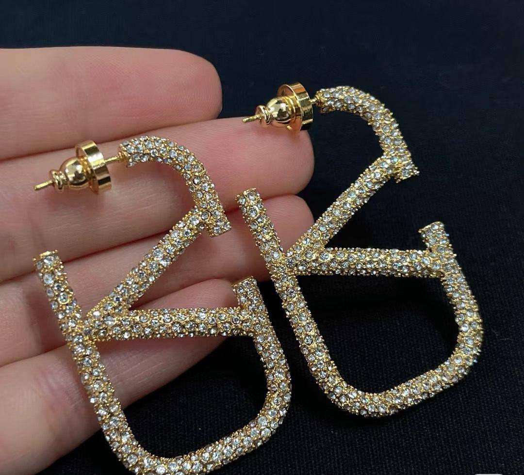 Valentino ❤️‍🔥*
Earring 🦋
Master quality 💯
With normal boxes 📦 
65 dhs❣️
With master box 🗃️ 
75 dhs❣️

Zain216
♥️♥️♥️