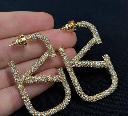 Valentino ❤️‍🔥*
Earring 🦋
Master quality 💯
With normal boxes 📦 
65 dhs❣️
With master box 🗃️ 
75 dhs❣️

Zain216
♥️♥️♥️