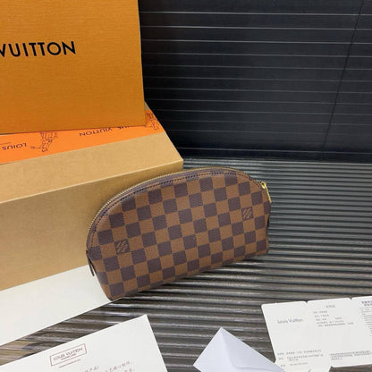 LOUIS VUITTON 
FOR MAN 
HAND BAG 
GOOD QUALITY 
WITH BOX 

80 dhs🇦🇪🇦🇪

Zain17
♥️♥️♥️